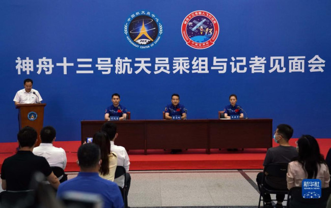 6月28日，航天员大队大队长、航天员系统副总指挥景海鹏（左一）在介绍情况。