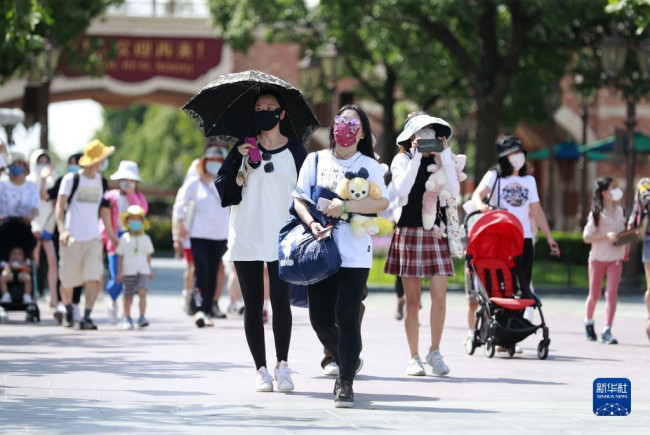 6月30日，游客进入上海迪士尼乐园。新华社记者 任珑 摄