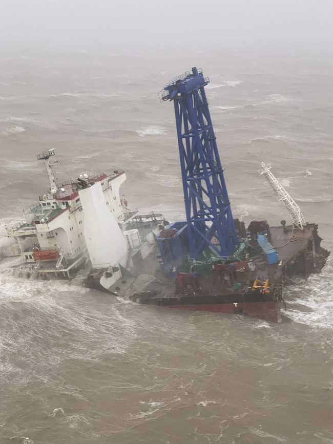 2022年7月2日，香港西南约160海里，船只断裂成两截。事故船只一艘货轮在香港西南约160海里（约300公里）发生事故。