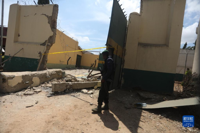 这是7月6日在尼日利亚首都阿布贾拍摄的遭毁坏的监狱大门。