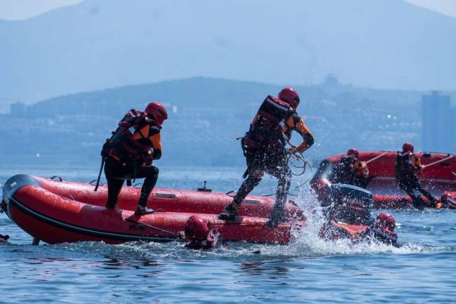 洱海水域救援训练：“红孩儿”真酷！