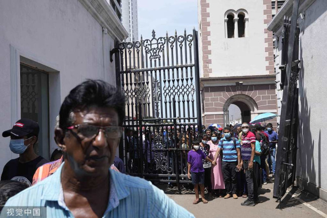 斯里兰卡总统府未遭大幅度破坏变“景点”，民众排长队等待参观。