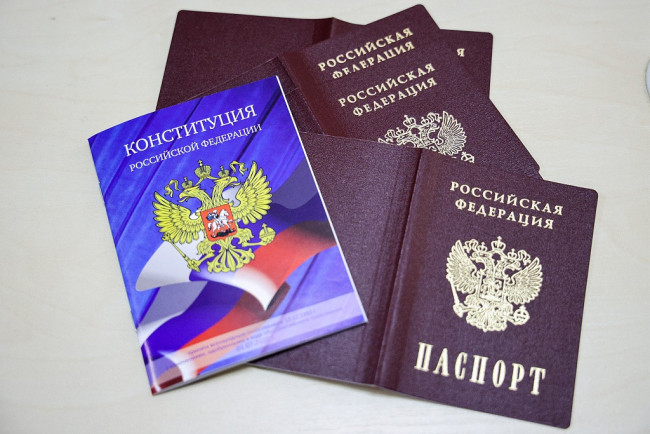 当地时间2022年7月13日，乌克兰赫尔松州，申请俄罗斯公民身份中心里的俄罗斯护照。