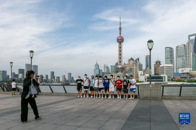 7月14日，人们在上海外滩合影。