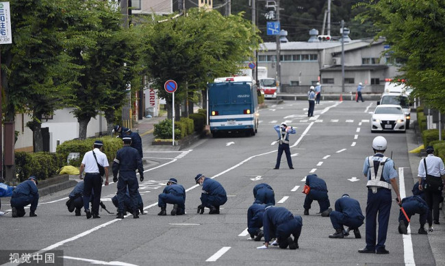 当地时间2022年7月14日，日本奈良，警方调查人员在前首相安倍晋三遇刺现场附近工作。