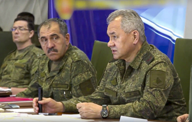 当地时间2022年7月16日，俄罗斯国防部长谢尔盖·绍伊古（右）在秘密地点视察俄军“东部”部队集团时在会议上讲话，旁边是俄罗斯国防部副部长叶夫库罗夫（左二）。