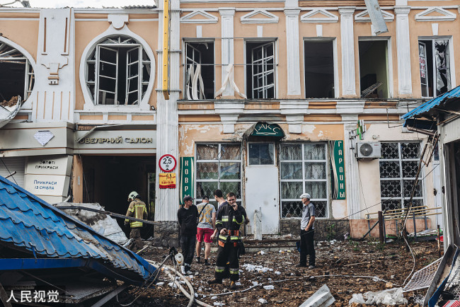 当地时间2022年7月21日，顿涅茨克地区巴赫穆特，当地遭受炮击后一片废墟，建筑物受损严重。