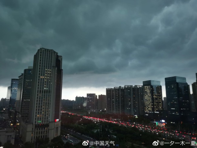 郑州暴雨将至，傍晚黑云压城