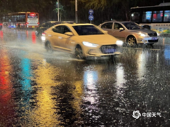 北京迎全市性降雨部分路段积水