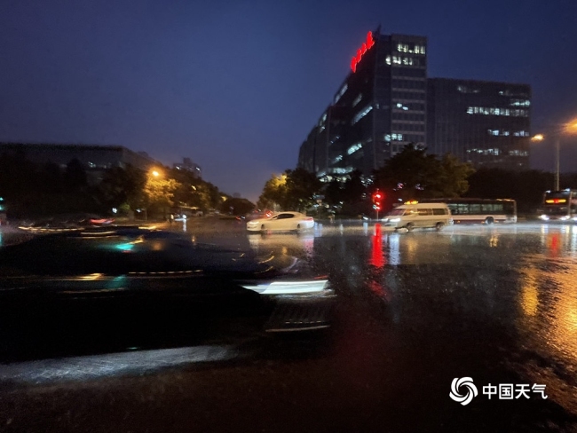 北京迎全市性降雨部分路段积水