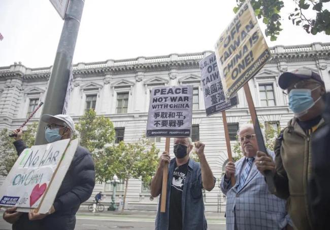 8月1日，美国加州旧金山民众聚集在旧金山联邦大楼前，反对美国众议院议长佩洛西窜访台湾。