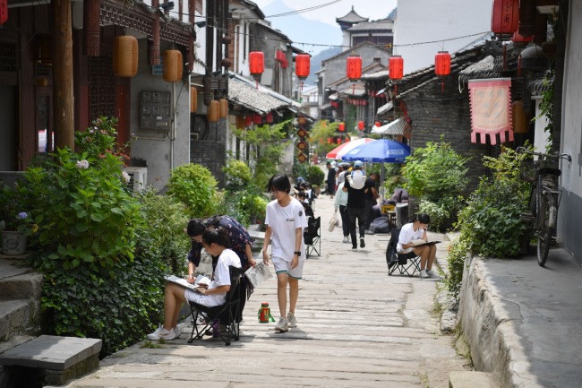 7月31日，学生在留坝县城老街上写生。
