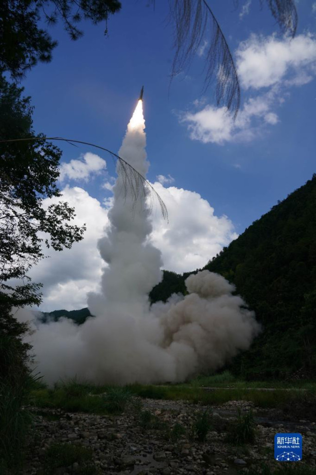 　　8月4日，东部战区火箭军对台岛东部外海预定海域实施火力突击。这是导弹升空。