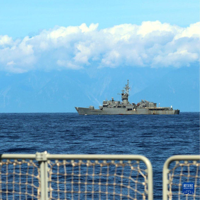 8月5日，中國人民解放軍東部戰區海軍繼續在台島周邊海域展開實戰化訓練。這是從我艦拍攝的台艦近景。新華社發（林健 攝）