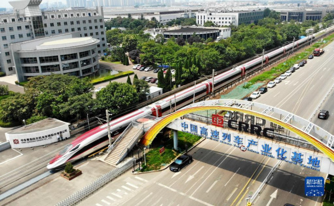 8月5日，一列雅萬高鐵高速動車組行駛在位於山東省青島市的中車四方股份公司環形試驗線上（無人機照片）。
