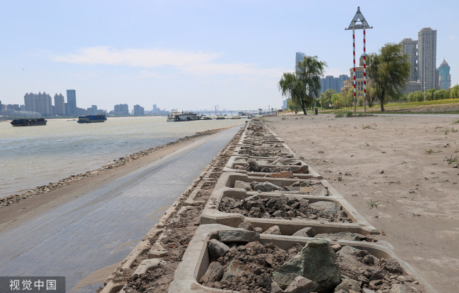 2022年8月15日，武汉，长江与汉江交汇处汉阳南岸嘴露出大片沙滩。