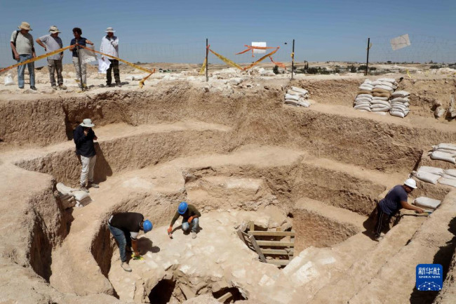 8月23日，考古人員在以色列南部內蓋夫沙漠地區發掘出的古代“豪宅”遺址現場工作。新華社發（吉爾·科恩·馬根攝）