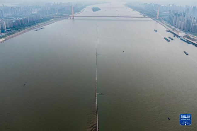 9月1日，长江武汉段露出一条江心小道（无人机照片）。