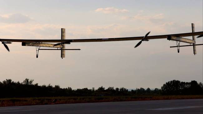 国产大型太阳能无人机“启明星50”首飞成功