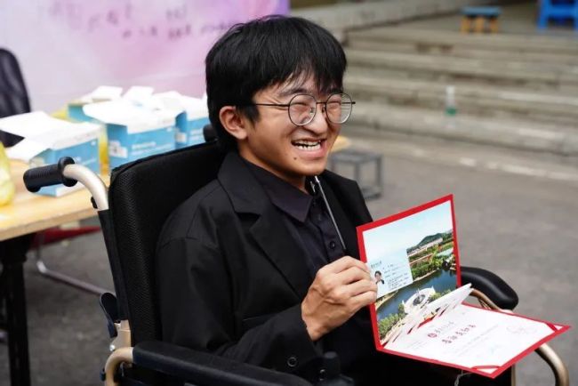 扭扭车男孩张亮开学报到