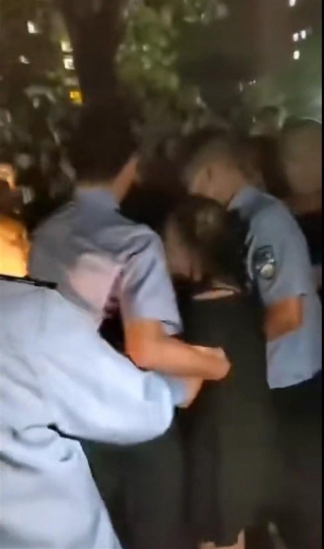 重庆一女子抢小孩被群众围堵