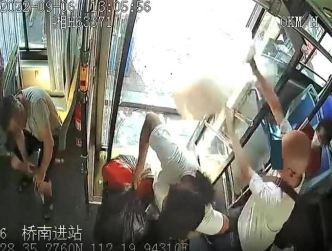 媒体评老人被踹下车:司机的责任呢 主管部门该有个说法