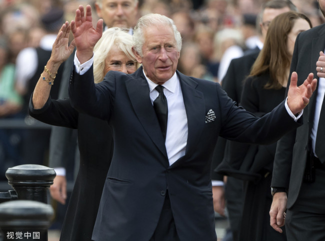 当地时间2022年9月9日，英国伦敦，伊丽莎白女王二世去世后，查尔斯三世国王和卡米拉王后抵达白金汉宫，向人群致意，并观看了献花。