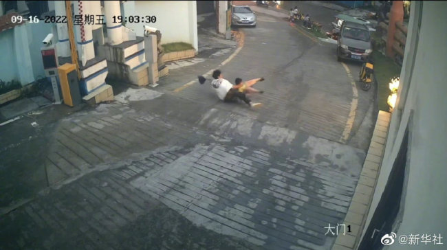 失控滑板男童家人送锦旗感谢少年