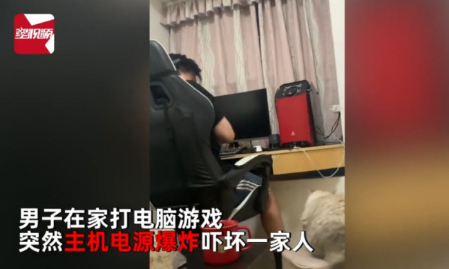 小伙打游戏太猛主机突然冒火花，人和猫都被吓一跳