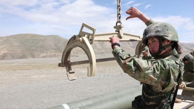 首次远火射击，全部命中！这群女兵真飒！