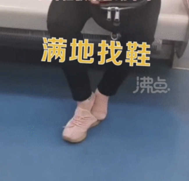 大妈脱鞋躺地铁座椅鞋被乘客踢下车，急的满地找鞋