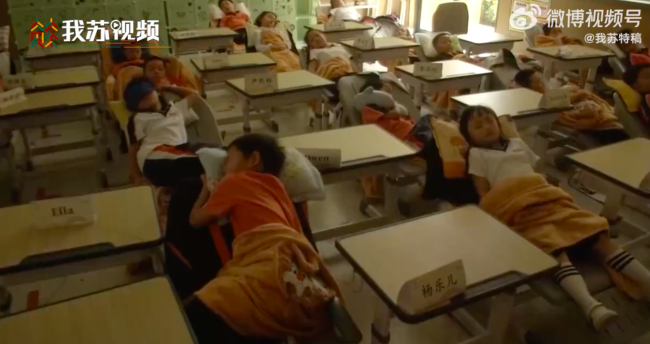 南京一小学让孩子躺着午睡