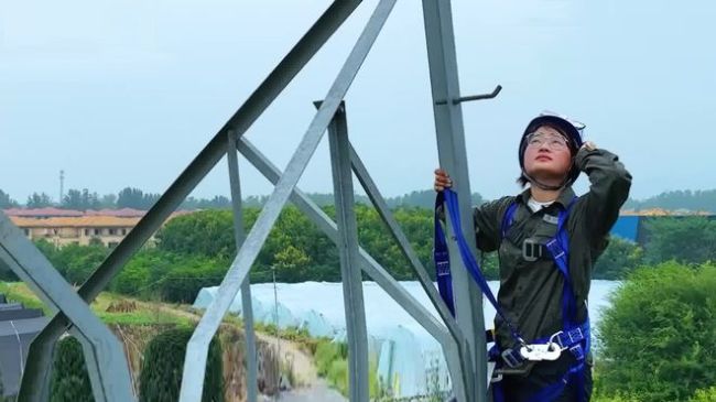 90后女孩入职国企成同事“团宠” 每天巡视20公里,爬塔徒步样样行