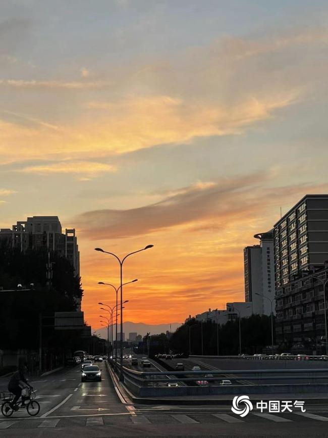 大自然的调色盘！北京天空现橙粉色晚霞 宛如油画