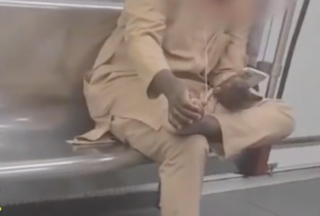 广州地铁一老外脱鞋抠脚：没戴口罩，抠了两三分钟