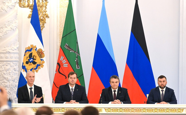 当地时间2022年9月30日，俄罗斯莫斯科，赫尔松州地区领导人弗拉基米尔·萨尔多、扎波罗热地区领导人叶夫根尼·巴利茨基、顿涅茨克地区领导人丹尼斯·普希林、卢甘斯克地区领导人列昂尼德·帕谢奇尼克和俄罗斯总统普京出席顿涅茨克、卢甘斯克、扎波罗热和赫尔松签署入俄条约仪式。在克里姆林宫进的“全民公投”结束后，这四个地区签署入俄条约，成为俄罗斯的一部分。9月30日，俄罗斯总统普京宣布将顿涅茨克等四个地区入俄。