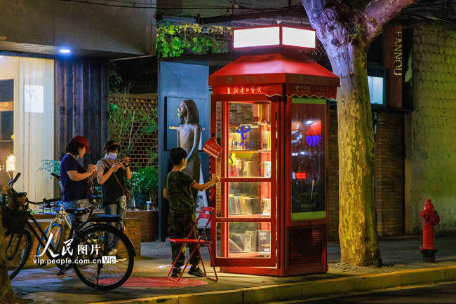 上海：红色电话亭“变身”微型“新华路书店”【3】