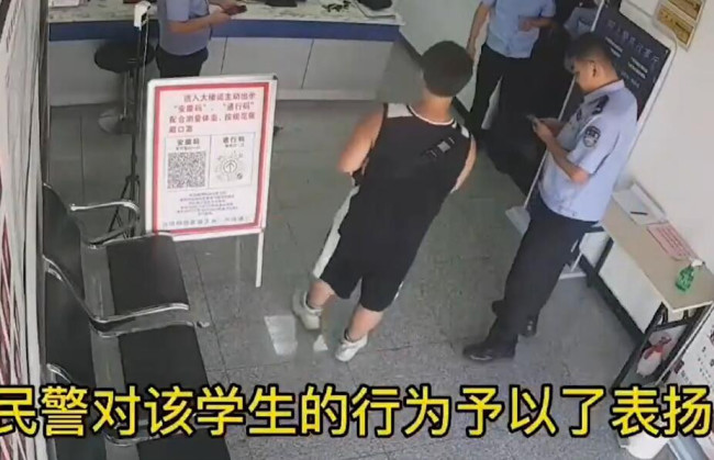 小伙捡到炮弹 装挎包交给民警 网友:这小伙太淡定了