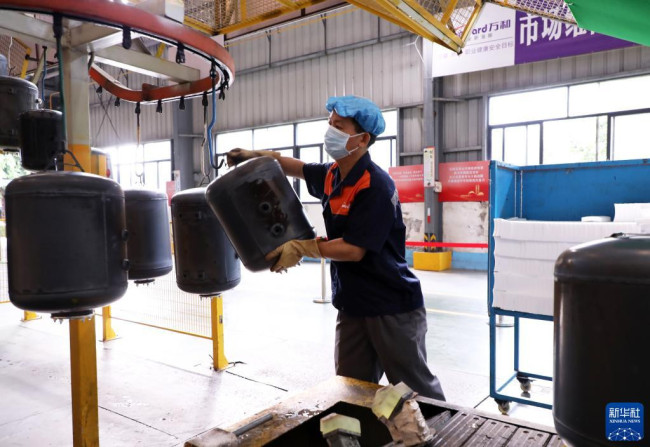 广东万和电气员工在电热水器生产线工作（9月30日摄）。