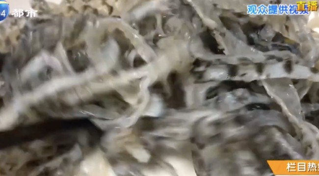 鱼皮一烫就化？男子质疑是科技与狠活
