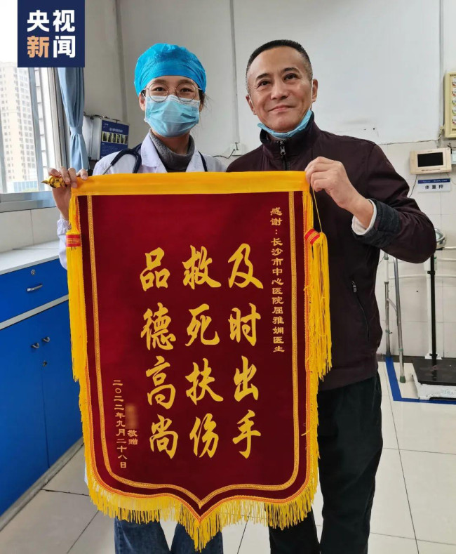 老人公交车上直跺脚被护士看出中风：看一眼救一命