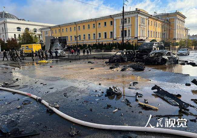 当地时间2022年10月10日，乌克兰基辅，救援人员在调查袭击现场。在经历了几个月的相对平静之后，基辅于当地时间2022年10月10日早上发生了两起爆炸。