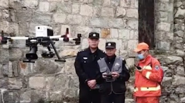 男子带四岁半孩子翻山进景区被困
