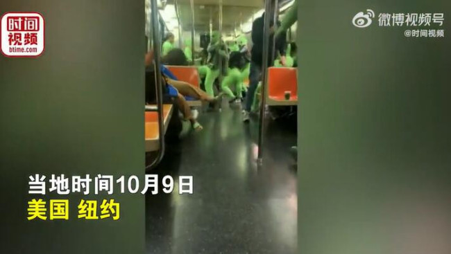 纽约多名绿色连体衣女子地铁上抢劫