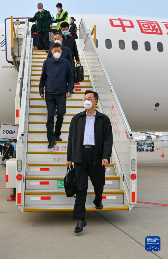10月13日，来自云南省的党的二十大代表乘飞机抵达北京首都国际机场。新华社记者 陈益宸 摄