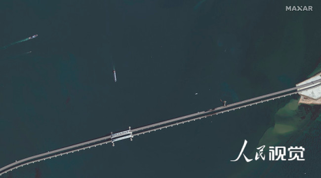 当地时间2022年10月12日，卫星图像显示克里米亚大桥上的交通和维修工作。克里米亚大桥连接克里米亚半岛和俄罗斯，横跨黑海和亚速海之间的海峡。10月8日，这座桥发生爆炸，造成部分路面损坏。当地时间2022年10月12日，卫星图像显示一艘载有卡车的渡轮穿过克里米亚大桥。克里米亚大桥连接克里米亚半岛和俄罗斯，横跨黑海和亚速海之间的海峡。10月8日，这座桥发生爆炸，造成部分路面损坏。