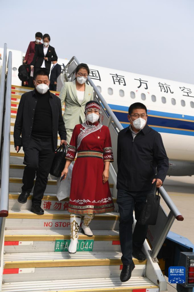 10月13日，来自黑龙江省的党的二十大代表乘飞机抵达北京首都国际机场。新华社记者 张豪夫 摄