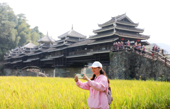 广西三江：沃野环抱村屯 侗寨秋色如画