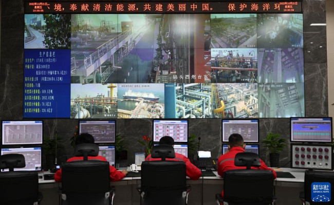 10月21日，工作人员在中国石化天津LNG接收站中控室内监测码头设备运行情况。