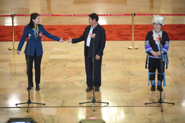 新华社记者才扬摄王旭东,钱素云,谢春涛代表(自左至右)在"党代表通道"